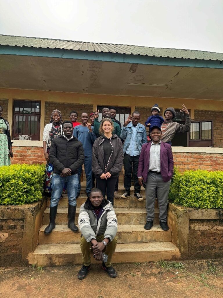 Miryam Saidi, Initiatorin von Power4Aid, hier im Rahmen eines Projekts in Tansania. (Bildquelle: M. Saidi)
